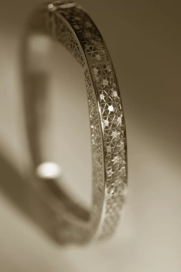 Linea Love Bangle